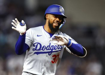 Teoscar Hernández impone la racha activa más larga de hits en playoffs de MLB