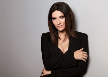 Laura Pausini tira una “pulla” a Leila Cobo de Billboard para que invite a Bad Bunny a cantar con ella “Turista”