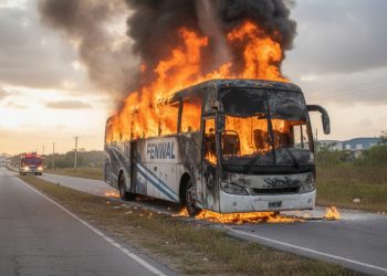 Autobús de empresa Fenwal se incendia en Haina tras dejar a sus pasajeros