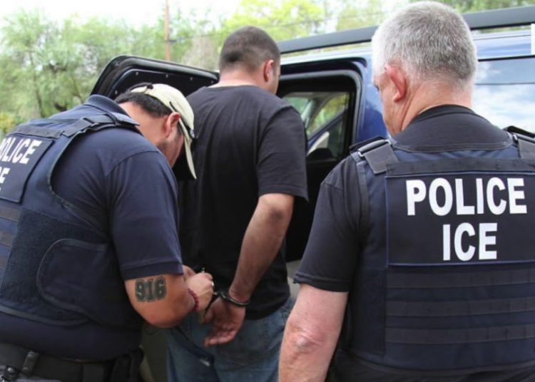 Juez impide a ICE encarcelar a migrantes que entraron a EE.UU. como menores no acompañados