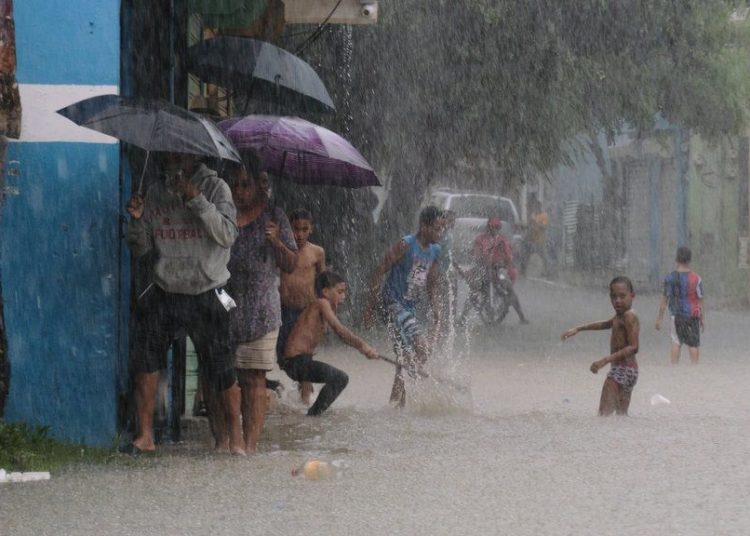 Calles de sectores capitalinos “se llenan hasta el tope”, según residentes afectados por huracán Melissa