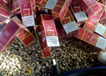 Ejército confisca 10,000 cigarrillos de contrabando a un pasajero de un autobús en Azua