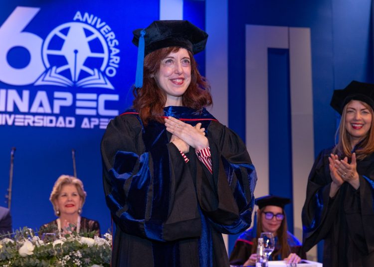 UNAPEC otorga Doctorado Honoris Causa a la escritora española Irene Vallejo