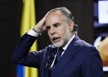 Ministro colombiano llama «loca y delincuente» a magistrada por allanamiento a su vivienda