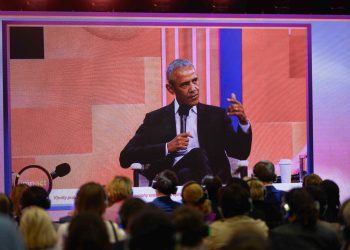 Obama sorprende a veteranos de guerra en Corea y Vietnam a su llegada a Washington DC