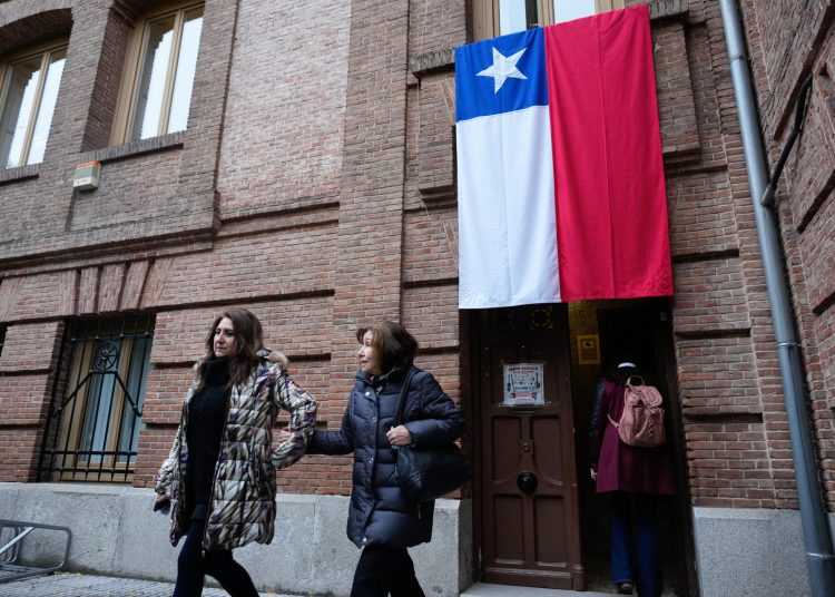 Los chilenos acuden a las urnas en España entre deseos de continuidad y ganas de cambio