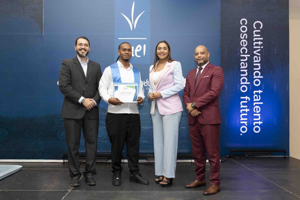 CAEI gradúa a más de 130 técnicos operadores de equipos pesados: 50 son mujeres - Noticias de hoy en República Dominicana | De Último Minuto