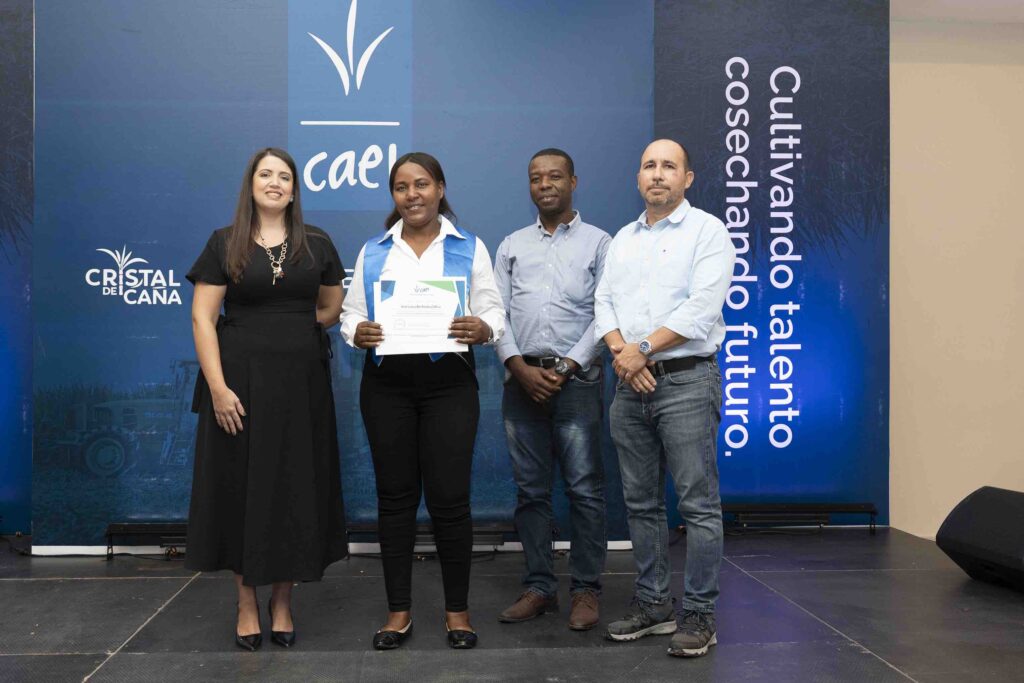 CAEI gradúa a más de 130 técnicos operadores de equipos pesados: 50 son mujeres - Noticias de hoy en República Dominicana | De Último Minuto
