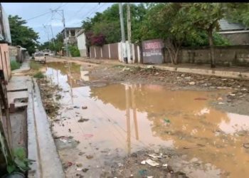 Denuncian deterioro de calles en sector Brisas del Este y piden intervención de las autoridades