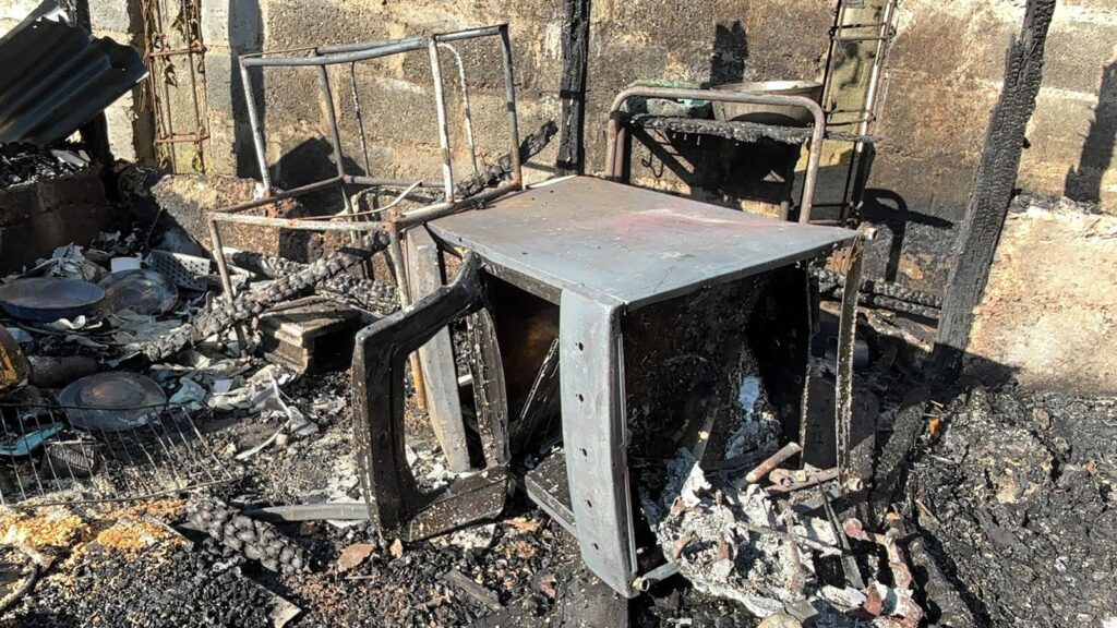 Incendio consume vivienda en Los Botados mientras su propietaria asistía a nueve días de un familiar - Noticias de hoy en República Dominicana | De Último Minuto