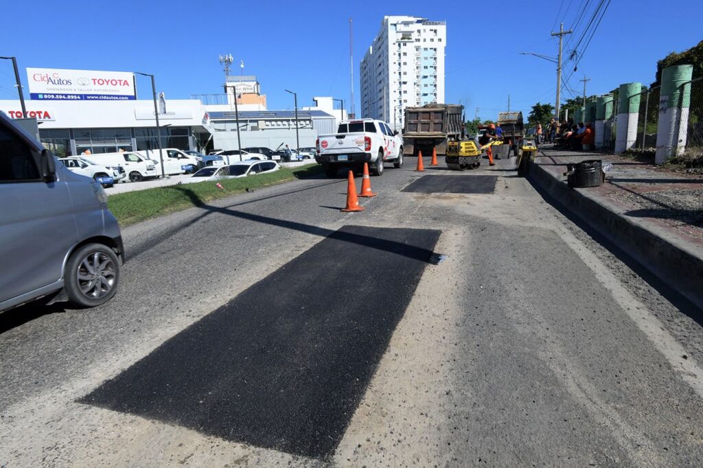 MOPC ejecuta plan de bacheo en el Gran Santo Domingo tras daños por las lluvias - Noticias de hoy en República Dominicana | De Último Minuto
