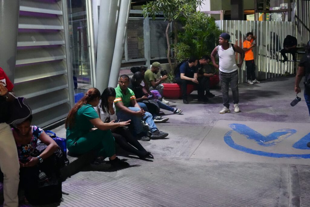 Apagón deja miles de personas varadas en estaciones del Metro de SD