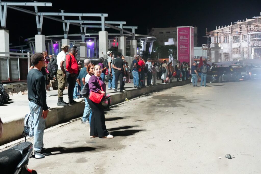 Apagón deja miles de personas varadas en estaciones del Metro de SD