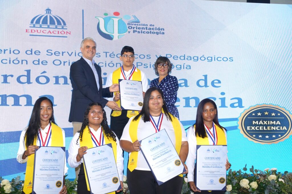 Ministro Luis Miguel De Camps entrega el Galardón Diploma de Máxima Excelencia a 150 estudiantes