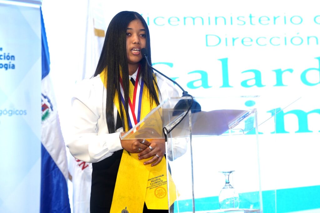 Ministro Luis Miguel De Camps entrega el Galardón Diploma de Máxima Excelencia a 150 estudiantes