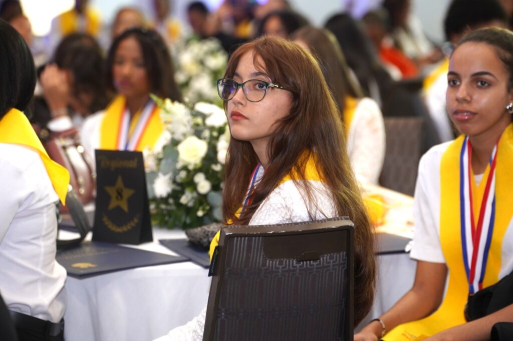 Ministro Luis Miguel De Camps entrega el Galardón Diploma de Máxima Excelencia a 150 estudiantes