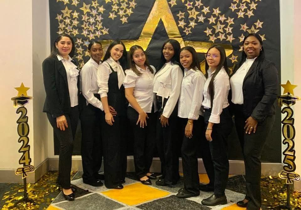 Estudiantes meritorias de Azua reciben el galardón “Diploma de Máxima Excelencia” - Noticias de hoy en República Dominicana | De Último Minuto