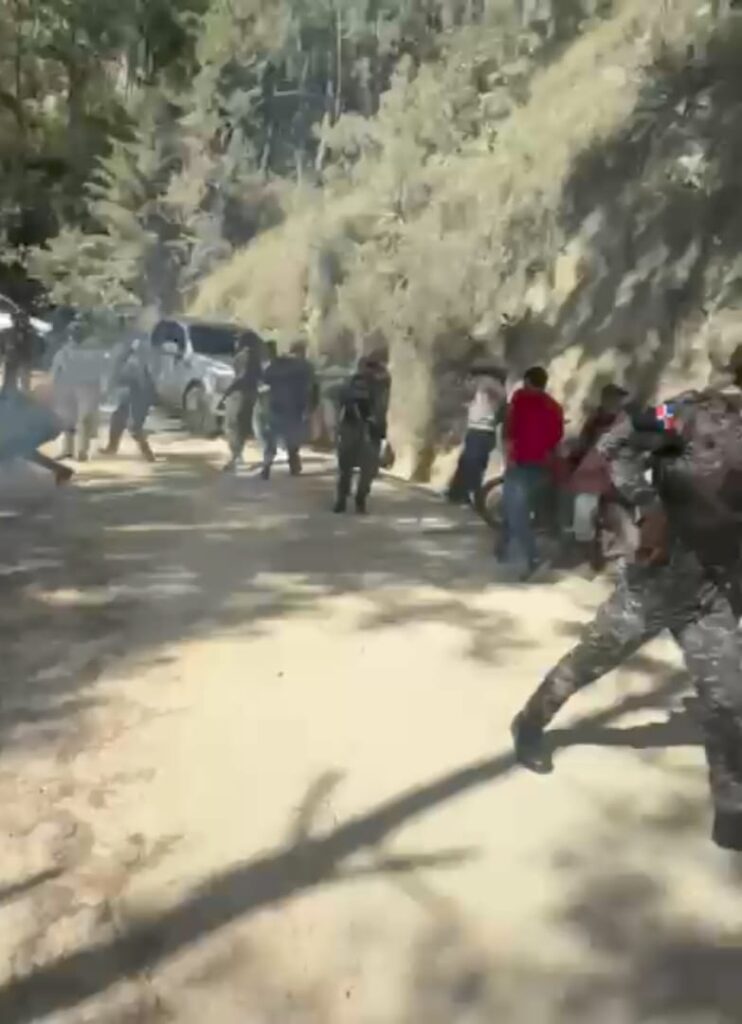 Militares intervienen en protesta de la comunidad de La Culata, Constanza, por construcción de carretera