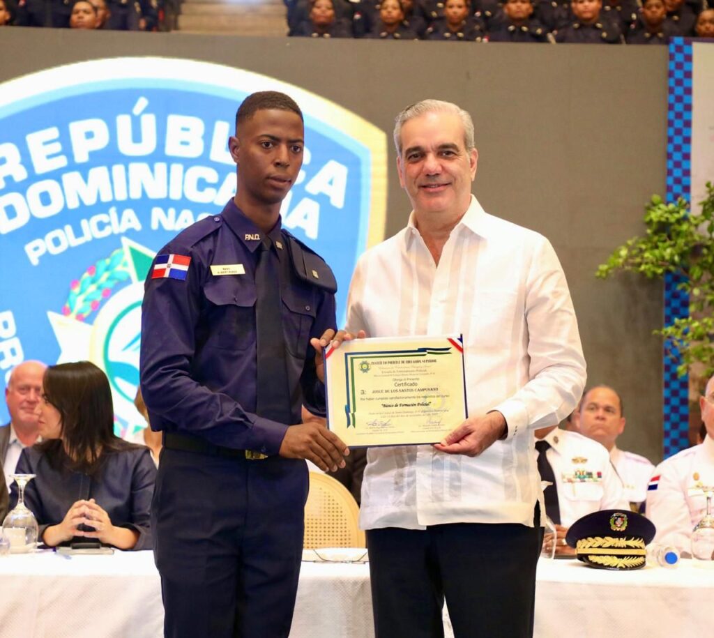 Presidente Abinader juramenta 2,421 nuevos agentes policiales; ya suman 6,500 formados bajo la Reforma Policial