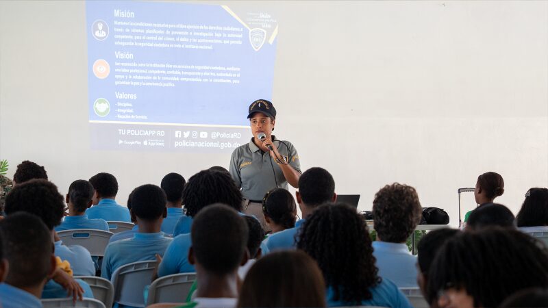 Fideicomiso VBC y la Dirección Antipandillas imparten charlas preventivas a jóvenes de Ciudad Juan Bosch - Noticias de hoy en República Dominicana | De Último Minuto