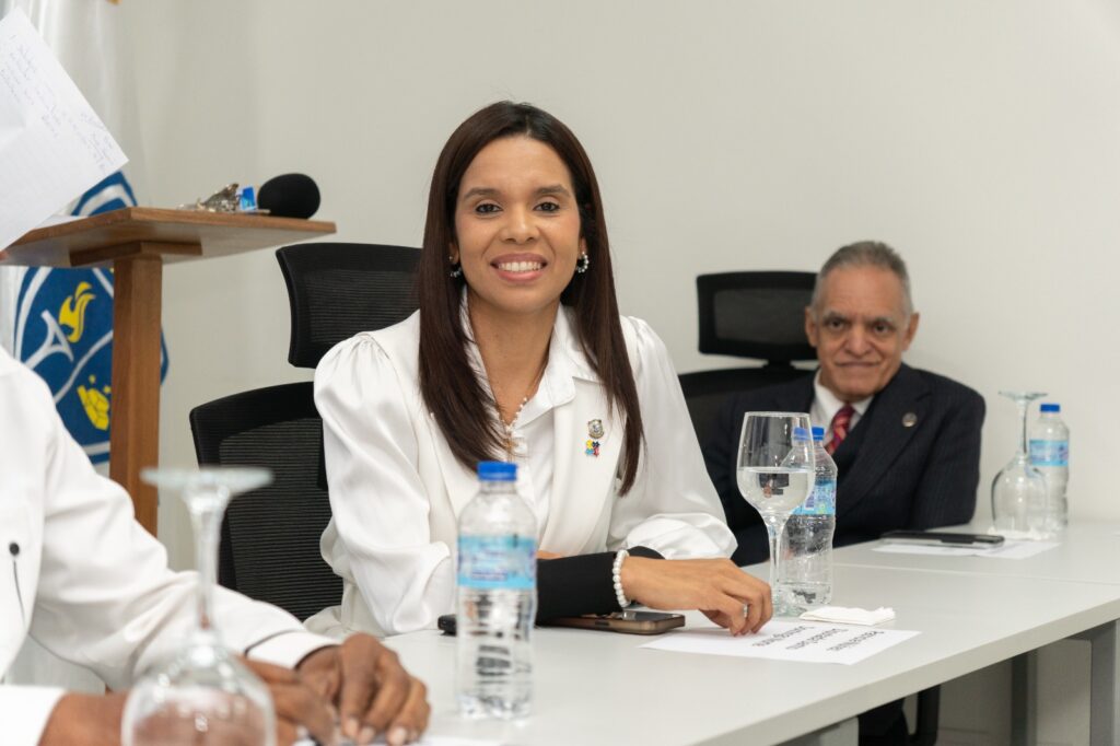 Diputada Patricia Núñez impulsa oportunidades educativas para jóvenes de Santo Domingo Norte con encuentro en UNISNORTE