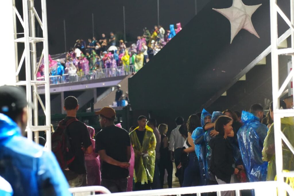 A pesar de la lluvia, cientos de fanáticos llegan al concierto de Ilegales en Santo Domingo | 3 | A pesar de la lluvia, cientos de fanáticos llegan al concierto de Ilegales en Santo Domingo