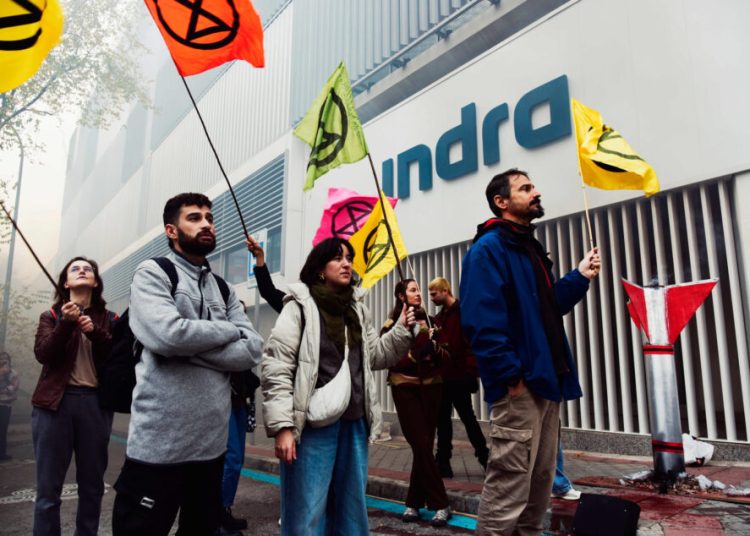 Cerca de un centenar de activistas climáticos irrumpe en las oficinas de Indra