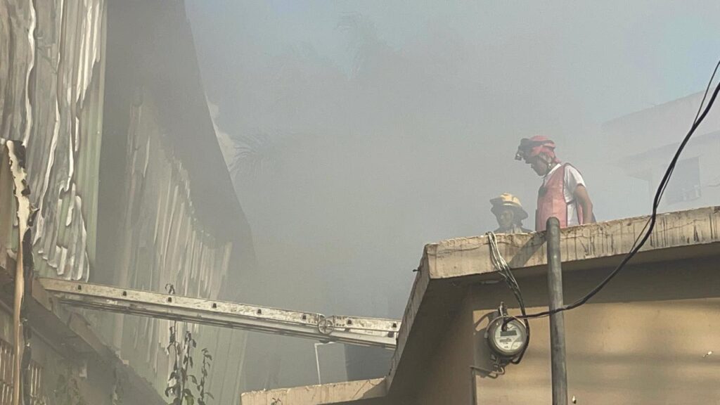 Bomberos logran controlar más del 80 % del fuego en almacén de Prodacom en Santiago - Noticias de hoy en República Dominicana | De Último Minuto