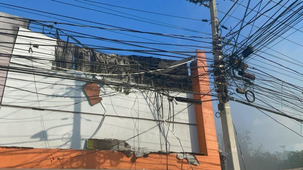 “No fue bonita la experiencia”: Vecina cuenta cómo vivió el incendio que consumió el almacén de Prodacom en Santiago - Noticias de hoy en República Dominicana | De Último Minuto