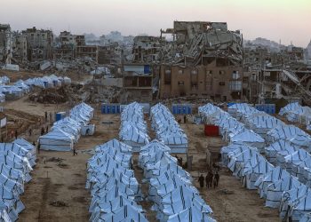 Israel lanza una oleada de bombardeos en toda Gaza y mata al menos a 20 personas