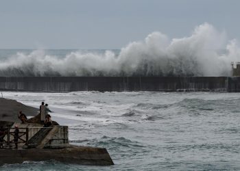 Taiwán eleva su alerta y evacúa a más de 3.000 personas ante la llegada de tifón Fung-wong