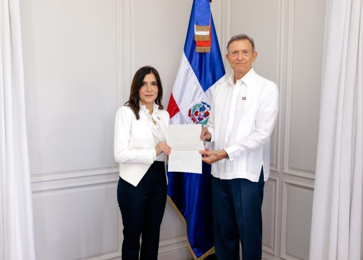 Embajadora Leah Campos entrega copias de estilo de Credenciales al ministro Roberto Álvarez