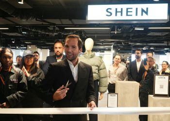 Shein abre primera tienda física en París pese a fuerte polémica por su modelo de negocio