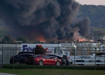 Avión de carga de UPS se estrella durante despegue en aeropuerto de Kentucky