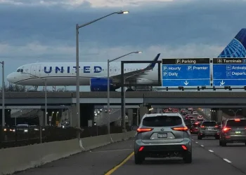 FAA reducirá 10 % del tráfico aéreo en 40 aeropuertos ante escasez de personal y cierre del gobierno