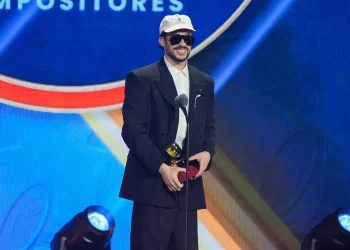 Bad Bunny dedica su Latin Grammy a los niños latinos: “Nunca paren de soñar”