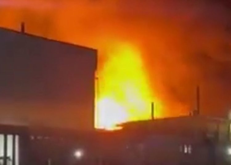Explosión en polo industrial de Argentina provoca un incendio masivo y deja al menos 22 heridos