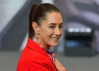 Hombre acosa a la presidenta Claudia Sheinbaum durante saludo en el Centro Histórico
