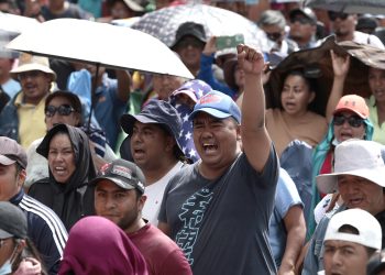 Maestros mexicanos protestan e intentan deribar las vallas que rodean el Palacio Nacional