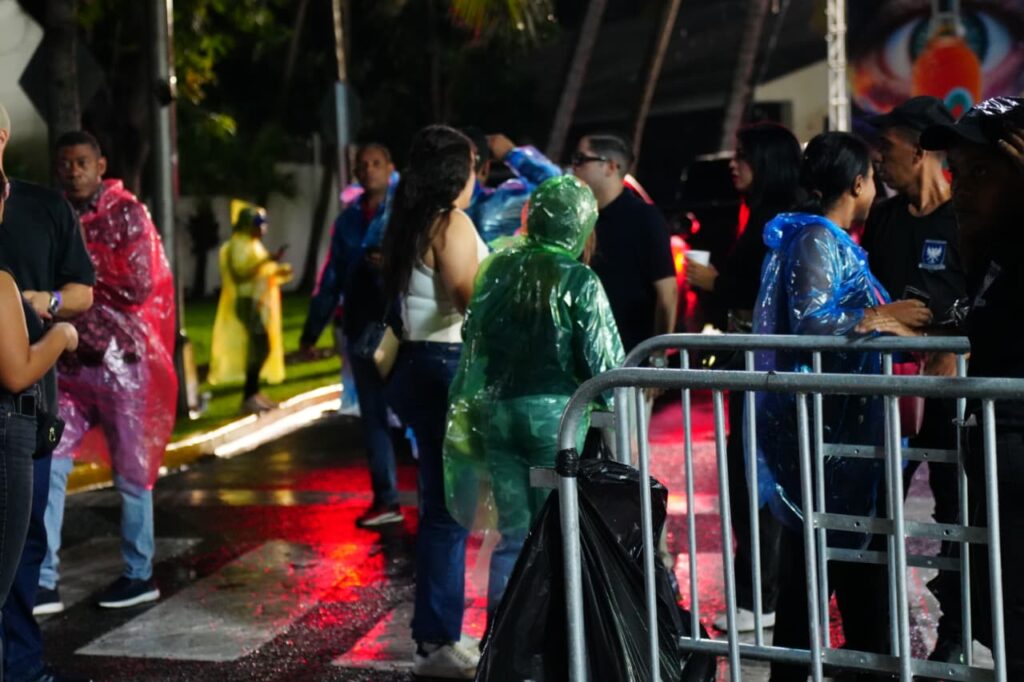 A pesar de la lluvia, cientos de fanáticos llegan al concierto de Ilegales en Santo Domingo | 2 | A pesar de la lluvia, cientos de fanáticos llegan al concierto de Ilegales en Santo Domingo