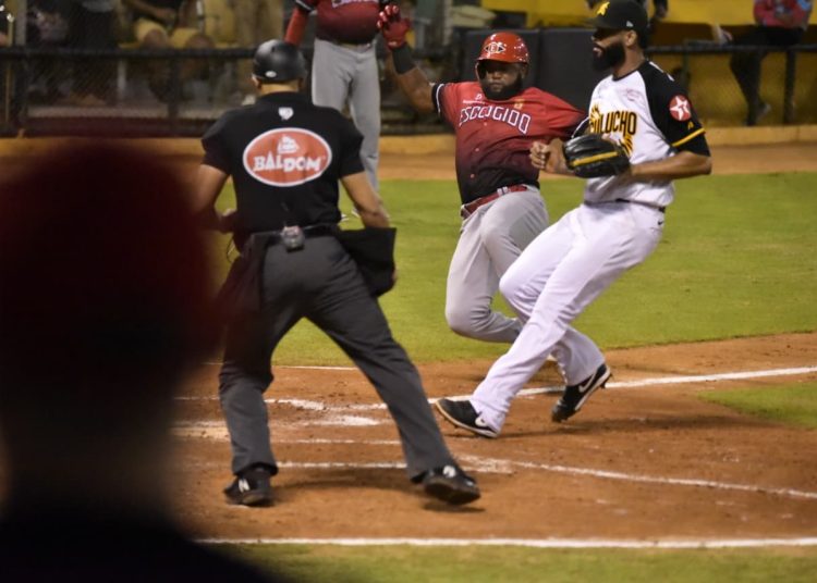 Águilas resisten en un final dramático y derrotan 7-6 a los Leones en el Cibao