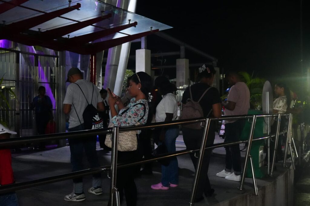 Apagón deja miles de personas varadas en estaciones del Metro de SD