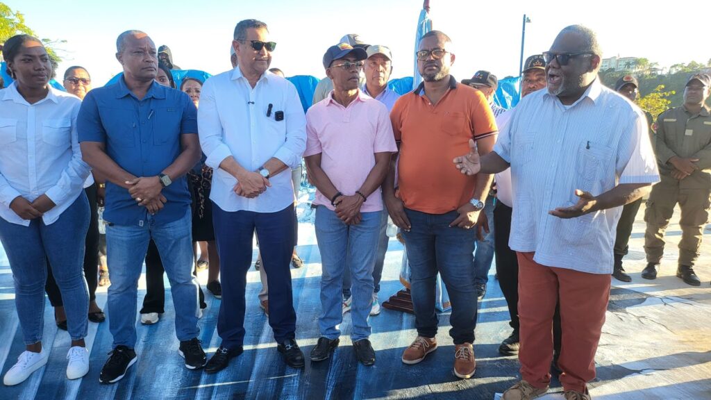 Autoridades inauguran parador fotográfico en homenaje a las ballenas jorobadas de Samaná - Noticias de hoy en República Dominicana | De Último Minuto