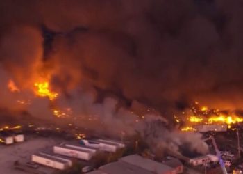 Reportan al menos tres muertos y once heridos en el accidente del avión de UPS en Kentucky