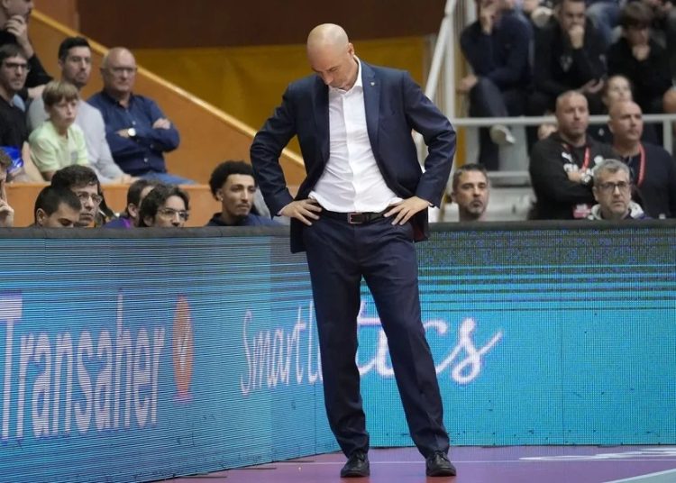 El Barça destituye a Joan Peñarroya tras la derrota en Girona y nombra a Òscar Orellana como técnico interino