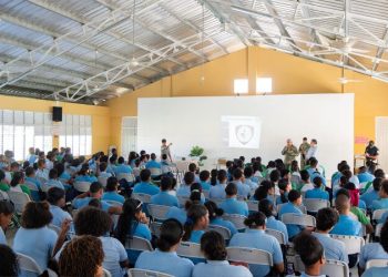Fideicomiso VBC y la Dirección Antipandillas imparten charlas preventivas a jóvenes de Ciudad Juan Bosch