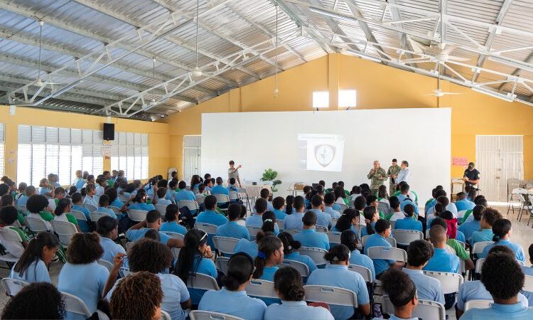 Fideicomiso VBC y la Dirección Antipandillas imparten charlas preventivas a jóvenes de Ciudad Juan Bosch