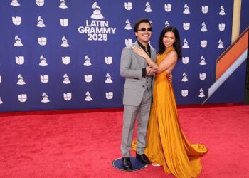 Nodal se lleva el Grammy y causa escándalo al olvidar a Ángela Aguilar en su dedicatoria