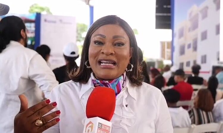 Altagracia de los Santos resalta satisfacción por avances en SDE tras inauguración de 360 viviendas en San Luis