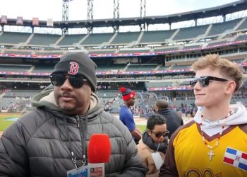 Liam Holland vibra con la cultura dominicana durante el Showdown RD vs. Puerto Rico en el Citi Field